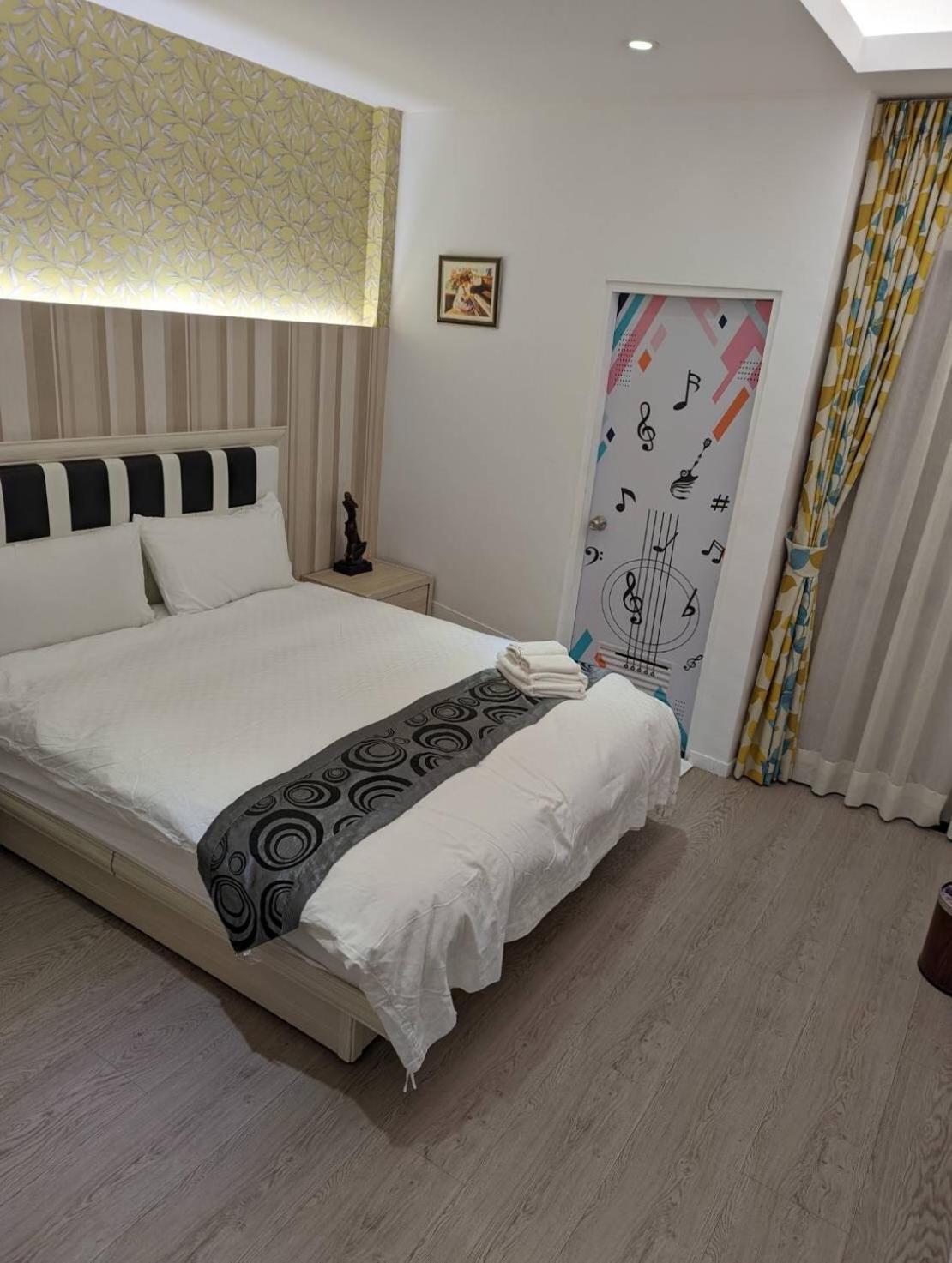 小小鋼琴家民宿&近夜市文創美食街 Città di Hualien Esterno foto